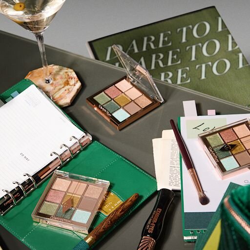 CHARLOTTE’UN GÜZELLEŞTİRİCİ GÖZ TRENDLERİ PALETİ EMERALD EFFECT