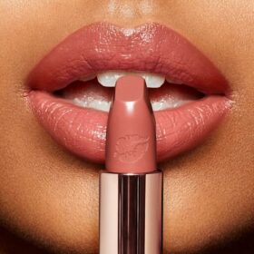 Hot Lips 2 OLIVIA’YA AŞIK OLUN